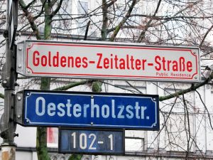 Zeichen für den Gründungsmythos der 103 an der Straßenkreuzung gegenüber von dem Café