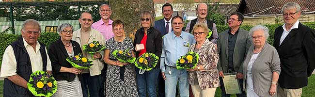 Urkunden, Dank und Blumen für viele Mitglieder des Freundeskreises Fredenbaumpark. In der Mitte Anni Rabenschlag vom Diakonischen Werk, die das Buschwindröschen erhielt. Fotos: Joachim vom Brocke