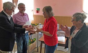 Anne Rabenschlag erhielt das Buschwindröschen vom Vorsitzenden Dr. Wilhelm Grote und Manfred Kreuzholz. Rechts: Gerda Kieninger, die die Laudatio hielt.