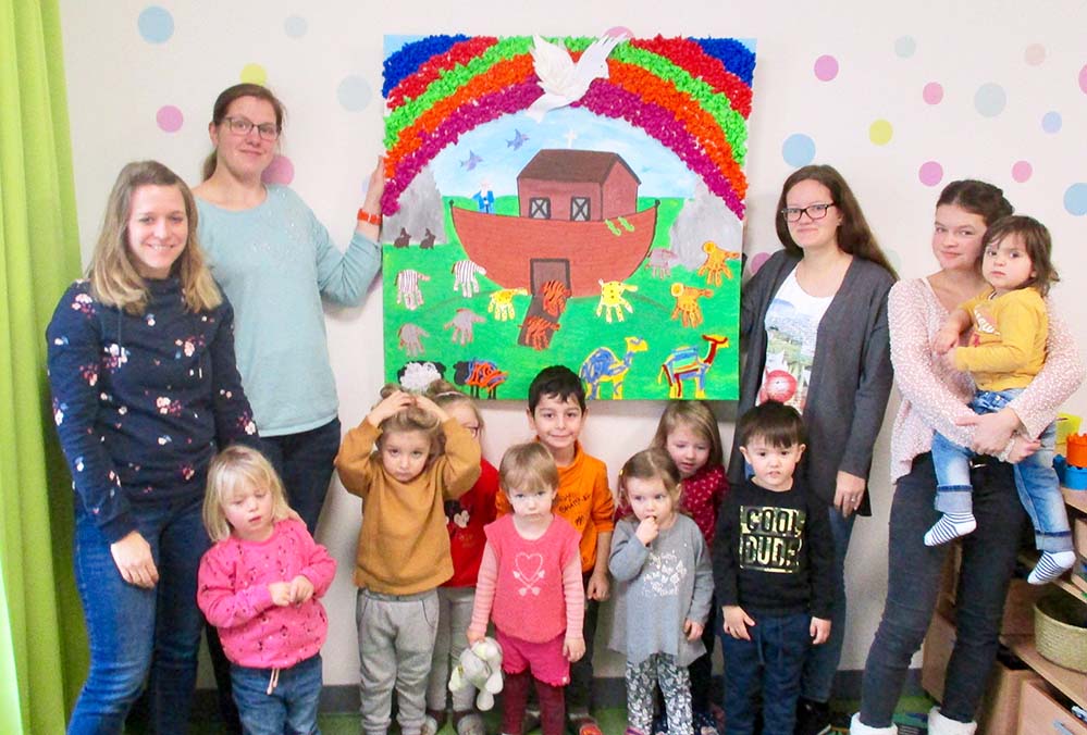 Auf der Suche nach dem Regenbogen Caritas-Kita St. Winfried veranstaltet Kinderbibelwoche Gott ist treu. Das hat er Noah mit dem Regenbogen gezeigt. Nun haben sich die Kinder der Kindertagesstätte St. Winfried auf die Suche begeben. „Im Rahmen einer Kinderbibelwoche haben die Kinder zusammen mit ihren Erzieherinnen die Geschichte von Noahs Arche unter die Lupe genommen. Es wurde gesungen, gebastelt, getanzt, gelacht, gelesen und vieles mehr“, erzählt Pia Hagenkötter-Seek, die Leiterin der Kindertagesstätte. Die Besonderheit der Kinderbibelwoche bestand darin, dass die Kinder in jahrgangsorientierten Gruppen zusammengearbeitet haben. „Alle Kinder eines Jahrgangs lernen und erleben gemeinsam in altershomogenen Gruppen. Die Inhalte und Lernmethoden zu den jeweiligen Themen können so zielgerichtet auf das Entwicklungsalter der Kinder abgestimmt werden“, erläutert die Einrichtungsleiterin. Diese Projektgruppen bieten somit, neben den Aktionen und Angeboten in der jeweiligen Kindergartengruppe, eine besonders intensive Förderung. Auf diese Weise haben die Kinder aber auch die Möglichkeit sich auf unterschiedliche Bezugspersonen einzustellen. Sie lernen Kinder aus anderen Gruppen kennen und erweitern spielerisch ihren Aktionsradius in der Kita. Während der Kinderbibelwoche sind vielfältige Werke entstanden. Die Schulkinder haben z.B. ein Bilderbuch hergestellt, bei dem sie die Kulissen und Kostüme für die Bilder selbst hergestellt und fotografiert haben. „Unsere 1 bis 2-Jährigen haben mit großem Spaß mit dem Element Wasser experimentiert, unsere 3-Jährigen haben ein Regenbogenlied gesungen und dazu getanzt, während die 4-Jährigen eine Leinwand mit ganz verschiedenen Materialien und Basteltechniken hergestellt hat.“ Durch die vielen kreativen Ideen konnten die Kinder die Geschichte von Noahs Arche mit allen Sinnen erleben. Am Ende der Woche wurde gemeinsam eine Andacht gefeiert und noch einmal über Noah und den Regenbogen gesprochen. Die entstandenen Werke wurden zuerst in der Kita ausgestellt und, zum Abschluss, auch zu einem gemeinsamen Gottesdienst auch in der Kath. Kirchengemeinde St. Bonifatius in Dortmund-Kirchderne.