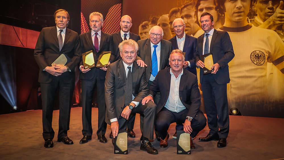 Im Beisein von zahlreichen Fußball-Legenden sowie von Prominenz aus Sport, Politik und Gesellschaft fand am Montagabend in Dortmund die Eröffnungsgala der HALL OF FAME des deutschen Fußballs statt. Mit Franz Beckenbauer, Paul Breitner, Andreas Brehme, Lothar Matthäus, Sepp Maier, Günter Netzer, Matthias Sammer und Uwe Seeler nahmen acht Spieler aus der Gründungself ihre Auszeichnung für die Aufnahme in die neue Ruhmeshalle persönlich entgegen. Für Fritz Walter, Helmut Rahn und den Weltmeistertrainer von 1954 Sepp Herberger erfolgte die Ehrung posthum. Der ebenfalls in die Hall OF FAME gewählte Rekordtorjäger Gerd Müller fehlte krankheitsbedingt. Als Laudatoren traten Show-Titan Thomas Gottschalk, Musiker Mark Forster, Weltmeister Philipp Lahm, der frühere belgische Weltklasse-Torhüter Jean-Marie Pfaff und DFB-Präsident Reinhard Grindel auf. Das neue Ausstellungs-Highlight des Deutschen Fußballmuseums ist ab sofort für die Öffentlichkeit zugänglich. Bildzeile: HALL-OF-FAME-Gründungsmitglieder: (oben v.l.) Günter Netzer, Paul Breitner, Matthias Sammer, Uwe Seeler, Franz Beckenbauer, Lothar Matthäus, (unten v.l.) Sepp Maier, Andreas Brehme; Foto: Deutsches Fußballmuseum/Schütze