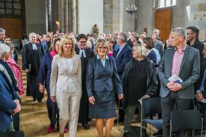 Anne Rabenschlag (r.) gemeinsam mit dem neuen Team der Geschäftsführung der Diakonie in Dortmund und Lünen beim Einzug in die Petrikirche. Foto: Diakonie