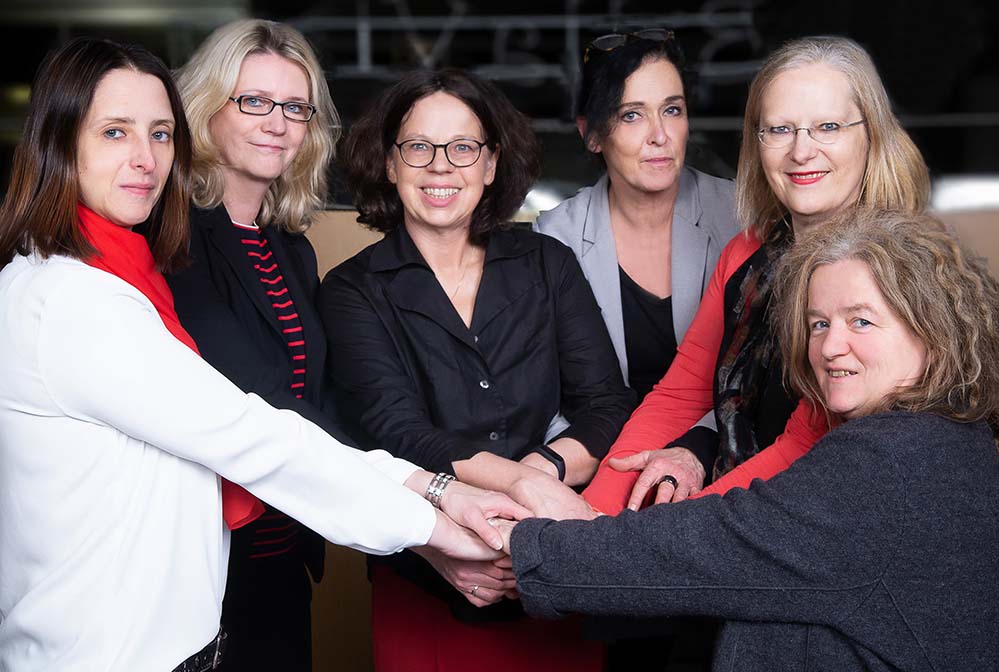 DONNA Mitgliederversammlung 2019 Intensiver Netzwerken Rund 15 Mitfrauen diskutieren bei der 7. Mitgliederversammlung von DONNA e.V. über die Zukunft des Netzwerks. Dazu beschließen sie einige Neuerungen zur intensiveren Vernetzung und bestätigen bei den Wahlen den bestehenden Vorstand. Die DONNA-Unternehmerinnen möchten sich noch intensiver austauschen und enger miteinander vernetzen. In diesem Punkt waren sich alle einig. Ein Ansatz dafür sind künftig verbindliche 4-Augen-Gespräche. Diese Einzelgespräche sind eine sehr intensive Form des Netzwerkens, in denen sich jeweils zwei Mitfrauen Zeit nehmen, um gegenseitig ihre Angebote als Unternehmerin, die Besonderheiten und den Mehrwert für Kundinnen und Kunden vorzustellen. Diese Gespräche sollen engere persönliche Beziehungen schaffen und helfen, sich gegenseitig zu unterstützen und zu empfehlen. Das Matching organisiert der DONNA-Vorstand viermal im Jahr. Wer Interesse an einem 4-Augen-Gespräch hat, wird einer anderen DONNA-Frau zugelost. Anschließend haben die beiden 4 Wochen Zeit, ihr 4-Augen-Gespräch zu führen. Über die Ergebnisse berichten die beiden kurz beim folgenden internen DONNA-Netzwerktreffen. Die Mitgliedsfrauen sollen zusätzliche Gelegenheiten bekommen, um sich zu präsentieren. Auf den vier öffentlichen DONNA-Veranstaltungen, zu denen in der Regel 50-80 Besucherinnen kommen, können sich ab sofort jeweils 2-3 DONNA-Mitfrauen kurz vorstellen. Schnupperjahr für neue Mitfrauen Um Interessentinnen den Einstieg in den Verein zu erleichtern, wurde eine Schnuppermitgliedschaft beschlossen. Danach zahlen neue Mitfrauen in den ersten 12 Monaten einen reduzierten Beitrag, bevor sie sich entscheiden, dauerhaft Mitglied zu werden. Der DONNA-Vorstand wurde auf der diesjährigen Mitgliederversammlung einstimmig wieder gewählt und bleibt damit seit Gründung 2013 unverändert. Beate Fleck, Barbara Frien, Dorthe Möritz, Dagmar Lang, Gabriele Protze und Elke Greif-Gossen als Beirat werden in den nächsten zwei Jahren die Geschicke des Vereins lenken. Für den angenehmen Rahmen der DONNA Mitgliederversammlung sorgte der Reibekuchentag bei Mowwe in Dortmund-Lanstrop. Foto v. l. n. r.: Dorthe Möritz, Dagmar Lang, Beate Fleck, Gabriele Protze Barbara Frien und Elke Greif-Gossen. Foto: Gabriele Protze