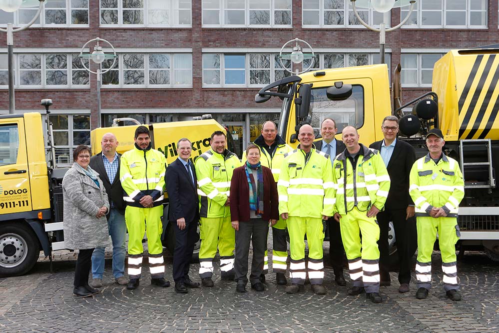 „Sieben im Glück“: vom Förderprogramm in den 1. Arbeits- markt - EDG-Verbund schafft sieben Arbeitsplätze Im April 2018 starteten 41 ehemalige Langzeitarbeitslose ihre Einsätze im EDG-Unternehmensverbund bei der intensivierten Wildkrautbekämpfung. Ihren Einsatz ermöglichte das „Service Center lokale Arbeit“ (SCA). Knapp ein Jahr später ziehen die Stadt Dortmund, das Jobcenter, die Wirtschafts- förderung Dortmund und der EDG-Verbund eine positive Bilanz: Sieben Mitarbeiter erhalten einen befristeten Arbeitsvertrag! Die knapp einjährige Zusammenarbeit wird jedoch aus weiteren Gründen sehr gut bewer- tet: Von den 41 im Rahmen des Programms geschlossenen Arbeitsverträgen wurden nur 15 Prozent vorzeitig beendet. Damit liegt die Abbruchquote unter der von 20 Prozent, mit der die Projektbeteiligten im Durchschnitt rechnen. Zudem lobt man im EDG-Verbund die gute Zusammenarbeit und den regelmäßigen Austausch zwischen Stadt, Wirtschaftsförde- rung und Jobcenter sowie die Arbeit der Jobcoaches. Diese kümmern sich intensiv um die Beschäftigten – vor allem zu Projektbeginn in Einzelgesprächen. Sie stehen den Mitarbei- tern aber auch im Jahresverlauf zur Seite. EDG-Arbeitsdirektor Bastian Prange resümiert: „Von der guten Zusammenarbeit aller Betei- ligten profitierten in erster Linie die Beschäftigten im Förderprogramm. Wer lange arbeitslos war, benötigt beim Einstieg in das Arbeitsleben Unterstützung. Die hat sich offensichtlich bewährt, wie die geringe Abbruchquote und die Übernahme von sieben motivierten Mitar- beitern in feste Arbeitsverhältnisse belegen. Als kommunales Unternehmen nehmen wir un- seren Auftrag, Arbeitsplätze mit guten Arbeitsbedingungen zu schaffen, natürlich sehr ernst. Das Förderprogramm SCA unterstützt uns, diesem Auftrag gerecht zu werden.“ „Ich habe sehr viel dazugelernt und hatte während meiner Einsätze draußen viel Spaß. Nun kann ich meine Erfahrung in meinem neunen Aufgabenbereich bei der Grünpflege nutzen. Das Förderprogramm hat mir die Möglichkeit gegeben aus der Langzeitarbeitslo sigkeit zu kommen. Mein Arbeitsvertrag macht mich sehr glücklich!“, sagt Hans-Peter Kowalczyk, der seinen neuen Arbeitsvertrag während der Pressekonferenz unterzeichnete. Die Stadt Dortmund und 14 weitere Großstädte forderten bereits 2015 mit dem Positions- papier „Neue Wege aus der Langzeitarbeitslosigkeit“ eine grundsätzliche Neuorientierung der Arbeitsmarktförderung für Langzeitarbeitslose in Deutschland. Das Land NRW hat diese Forderung aufgegriffen und Modellprojekte zur Integration von Langzeitarbeitslosen in den Arbeitsmarkt in NRW entwickelt. Das NRW-Arbeitsministerium fördert das Projekt „Service Center lokale Arbeit“ seit Juni 2017 mit 5,5 Millionen Euro. Ziel des Projektes ist die Ver- mittlung von 210 langzeitarbeitslosen Menschen in sozialversicherungspflichtige Beschäfti- gungsverhältnisse. „Aufgrund der robusten wirtschaftlichen Lage ist die Aufnahmefähigkeit des Arbeitsmarktes gegenwärtig sehr gut. Vorrangig werden Fachkräfte und gut ausgebildetes Personal ge- sucht. Ungelernte oder geringqualifizierte Kräfte finden hingegen schwer eine berufliche Perspektive, insbesondere dann, wenn sie längerfristig ohne Beschäftigungsverhältnis wa- ren. Das SCA erschließt Betätigungsfelder für genau diesen Personenkreis und das erfolg- reich: 120 Menschen konnten bereits einen Arbeitsvertag unterschreiben. 15 Personen wurden sogar schon dauerhaft übernommen“, zieht Frank Neukirchen-Füsers, der Ge- schäftsführer des Jobcenters Dortmund, eine positive Zwischenbilanz. Sozialdezernentin Birgit Zoerner ergänzt: „Die jahrelangen Erfahrungen der EDG und der DOLOG mit Beschäftigungen aus arbeitsmarktpolitischen Maßnahmen für die Zielgruppe der Langzeitarbeitslosen, hat sich als Vorteil erwiesen. Die daraus resultierende gute und effektive Zusammenarbeit zwischen der EDG, DOLOG, den Jobcoaches und dem Service Center lokale Arbeit als Koordinierungsstelle ist einer der Gelingensfaktoren.“ „Wenn motivierte Teilnehmer auf Arbeitgeber treffen, die bereit sind neue Wege der Mitar- beitergewinnung zu probieren, ist das Ergebnis für beide Seiten positiv. Wir gewinnen neue, engagierte Arbeitskräfte mit einer realen Chance auf eine langfristige Beschäftigung und die Unternehmen können Ihre Fachkräfte entlasten und somit weitere Kapazitäten schaffen“, bestätigt Thomas Westphal, Geschäftsführer der Wirtschaftsförderung Dortmund. Im EDG-Unternehmensverbund werden die Beschäftigten aus dem SCA-Programm bei der intensivierten Wildkrautbekämpfung eingesetzt. Diese umfasst Bereiche, die über die sat- zungsgemäße (verkehrssichernde) Reinigung hinaus einen erhöhten ästhetischen Reini- gungsaufwand erfordern. Das Wildkraut wird u. a. an Aufpflasterungen, Verkehrsschildern, Ampelmasten sowie in Nahbereichen von Pollern auf Gehwegen, in Parkbuchten und auf Querungshilfen bekämpft. Bei den Arbeiten werden verschiedene Verfahren kombiniert, die idealerweise für die Beschäftigung von ungelernten Kräften keine oder nur geringe Vor- kenntnisse erfordern. Die intensivierte Wildkrautbekämpfung gehört zum Maßnahmenpaket aus dem von der EDG erarbeiteten Aktionsplan Saubere Stadt. Sie trägt in besonderer Weise zur Aufwertung des Stadtbildes bei. Die sieben Mitarbeiter, die in ein zunächst befristetes Arbeitsverhältnis im EDG-Verbund wechseln, profitieren von ihren bei der Wildkrautbekämpfung gewonnenen Erfahrungen. Ein Mitarbeiter übernimmt die Position eines Vorarbeiters bei der Wildkrautbekämpfung. Vier Mitarbeiter werden bei der von der EDG übernommenen Pflege des Straßenbegleit- grüns eingesetzt. Zwei Beschäftigte aus dem Förderprogramm wechseln zu Intensivreini- gung in der Nordstadt, die über einen gesonderten Vertrag mit der Stadt finanziert wird. Bildzeile: von links nach rechts Bianca Herrmann, Betriebsratsvorsitzenden EDG Jörg Kowalski, Stellvert. Betriebsratsvorsitzender EDG Haci-Bekir Avsar, Teilnehmer SCLA Frank Neukirchen-Füsers, Geschäftsführer Jobcenter Dortmund Sebastian Becker, Teilnehmer SCLA Birgit Zoerner, Sozialdezernentin Stadt Dortmund Hans-Peter Kowalczyk, Teilnehmer SCLA Björn Kurth, Teilnahmer SCLA Bastian Prange, EDG-Geschäftsführer Zeljko Maronic, Teilnehmer, SCLA Thomas Westphal, Geschäftsführer Wirtschaftsförderung Dortmund Michael Lepis, Teilnehmer SCLA Der siebte Teilnehmer aus dem Programm fehlte bei dem Pressetermin urlaubsbedingt.