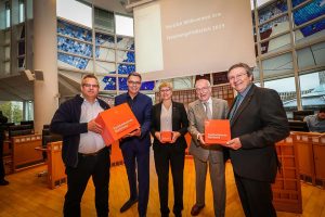 Prof. Carsten Wolff, Wirtschaftsförderer Thomas Westphal, Prof. Andrea Kienle, Bürgermeister Manfred Sauer und Prof. Wilhelm Schwick.