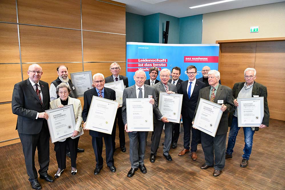 Besondere Anerkennung für 50 Jahre oder mehr im Handwerk Verleihung der Ehrenmeisterbriefe bei der Handwerkskammer Dortmund Nach 50 Jahren oder mehr im Handwerk wurden im April 18 Frauen und Männer mit dem Goldenen oder Diamantenen Meisterbrief geehrt. Erstmals wurde sogar gleich zwei Mal der Eiserne Meisterbrief verliehen. Die Führungsspitzen der Kammer und der Kreishandwerkerschaften gehörten zu den ersten Gratulanten. Berthold Schröder, Präsident der Handwerkskammer (HWK) Dortmund: „Über viele Jahrzehnte haben Sie die Region durch Ihr Wirken nachhaltig geprägt und Ihr Wissen an die nächste Generation weitergegeben.“ Besonders wies er auf das ehrenamtliche Engagement der Jubilare hin. „Meister und Ehrenamt gehen im Handwerk Hand in Hand miteinander. Ohne Ihr Engagement, zum Beispiel in den Innungen und Kreishandwerkerschaften, wäre die Selbstverwaltung unseres Wirtschaftsbereichs nicht möglich. Dafür möchten wir Ihnen heute unseren Dank und unsere Anerkennung aussprechen.“ Bildzeile: Ehrenmeister aus dem Bezirk der Kreishandwerkerschaft Dortmund und Lünen Foto: Andreas Buck