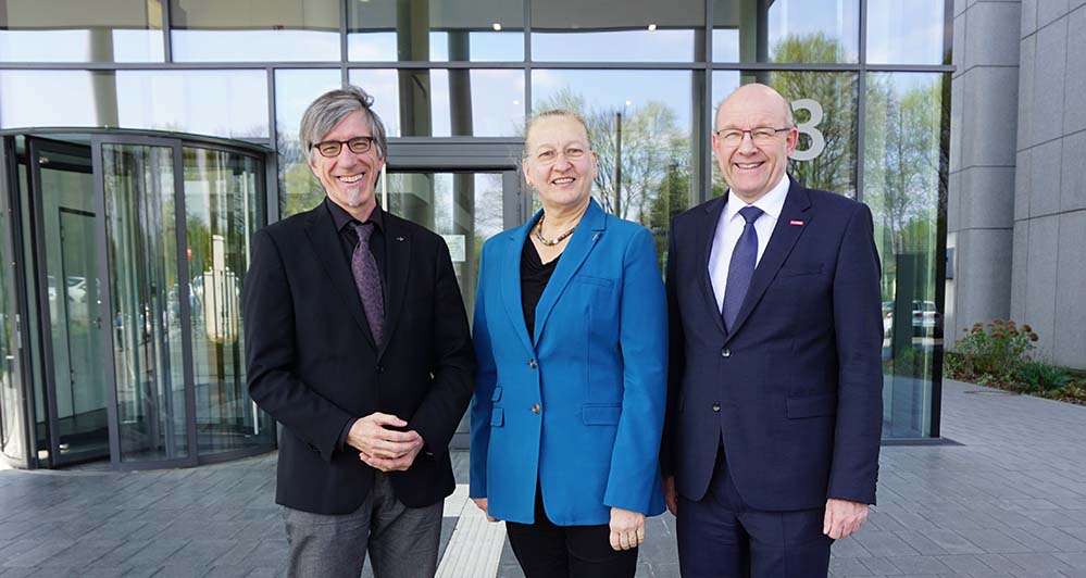 Gemeinsam gesellschaftliche Verantwortung tragen HWK-Präsident im Gespräch mit Ev. Kirchenkreis Dortmund Die Herausforderungen des Handwerks bei der Nachwuchssuche sowie die Zusammenarbeit zwischen der Handwerkskammer (HWK) Dortmund und der Evangelischen Kirche standen im Zentrum eines Gesprächs zwischen HWK-Präsident Berthold Schröder, der 2018 neugewählten Superintendentin Heike Proske und Pfarrer Friedrich Stiller vom Evangelischen Kirchenkreis. Schröder: „Das Handwerk mit seinen inhabergeführten Betrieben und seiner langen Ehrenamtstradition engagiert sich an vielen Stellen in der Gesellschaft – ob sozial, politisch, kirchlich oder kulturell. Werte wie Subsidiarität und Solidarität gehören zum Alltag jedes Handwerkers. Kirche und Handwerk unterstützen sich dabei, gemeinsam gesellschaftliche Verantwortung zu tragen.“ Superintendentin Proske stellte fest: „Als Kirche ist uns die Bedeutung des Handwerks für Wirtschaft und Beschäftigung in der Region bewusst“. Darum sei es gut, dass auch beim 37. Evangelischen Kirchentag in Dortmund im Juni wieder der traditionelle Handwerkergottesdienst stattfinde. Pfarrer Stiller, zuständig für Kontakte zwischen Kirche und Wirtschaft, organisiert gemeinsam mit der HWK seit fast zehn Jahren die „Erkundung Handwerk“, Betriebsbesuche evangelischer Pfarrerinnen und Pfarrern in Handwerksbetrieben. Foto: Pfarrer Friedrich Stiller, Superintendentin Heike Proske, HWK-Präsident Berthold Schröder (v.l.) Fotonachweis: HWK Dortmund / Brox