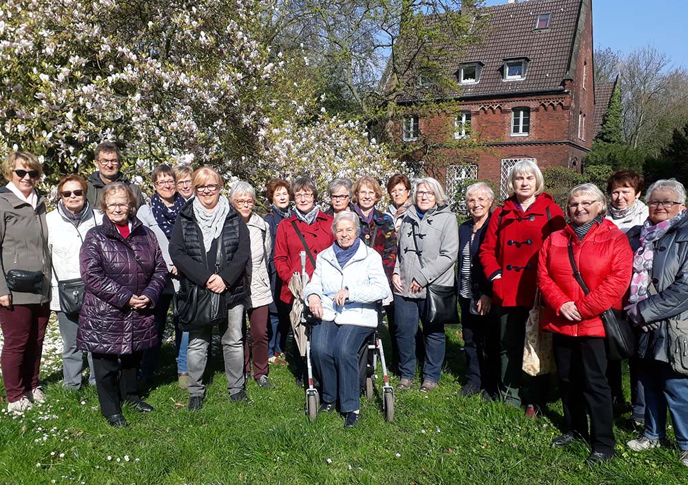 EINE WOCHE VOR OSTERN besuchte die katholische Frauengemeinschaft (KFD) „Vom göttlichen Wort“ aus Wickede den Ostfriedhof. Während der 100 Minuten dauernden Führung betonte Hartmut Neumann die ökologische Bedeutung des 16 Hektar großen Areals in der dichtbesiedelten Dortmunder Oststadt und machte darauf aufmerksam, dass bei vielen der 100 denkmalgeschützten Grabmälern die Wirtschafts-, Kultur- und Sozialgeschichte der Stadt bewusst werde. Der langjährige Pfarrer dieser Region und Vorsitzende des Friedhofs-Ausschusses führte gleichsam zum jüdischen Teil und präsentierte den mehr als 20 Besucherinnen die Grabanlage für Obdachlose. Fotos: Neumann