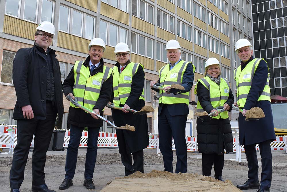 Klinikum Dortmund Mitte beginnt Großbauprojekt Spatenstich in die Zukunft: Moderner Klinikum- Anbau entsteht für über 20 Millionen Euro Mit dem symbolischen 1. Spatenstich zum neuen Großbauprojekt „A2x- Stationsgebäude“ des Klinikums Dortmund wurde im April die heiße Bauphase an der Beurhausstraße eingeläutet. Dortmunds Oberbür- germeister Ullrich Sierau nutzte die Gelegenheit und lobte in seiner An- sprache Klinik-Chef Rudolf Mintrop für seine pragmatische Führung, auch bei diesem Bauprojekt. Ohne ihn, so Sierau, würden wir heute alle nicht hier stehen. Neben Sierau war auch Ulrike Matzanke, Aufsichtsratsvorsitzende des Klinikums, vor Ort und ließ sich von Architekt Christian Weicken die neuesten Bau-Skizzen zeigen. Zwei Jahre Vorarbeiten liegen bereits hinter dem Projekt. „Ich freue mich, dass die Bauarbeiten jetzt endlich losgehen“, sagte Mintrop. Der Rohbau für das Ge- bäude „A2x“, das an den A-Trakt des bereits bestehenden Klinikum-Gebäudes angeschlossen und insgesamt über zehn Etagen reichen wird, startet im Juli 2019. Die Fertigstellung ist für Dezember 2021 geplant. Architekt Weicken hob die Komplexität des Projektes hervor und sprach davon, nichts weniger als „healing architecture“ („heilende Architektur“) erreichen zu wol- len. Damit meinte er Strukturen und eine bauliche Beschaffenheit, die den Gene- sungsprozess unterstützen. Bei der Konzeption moderner Krankenhaus-Bauten sind neben der gewissenhaften Verwendung von Baumaterialien vor allem auch die Logistik und Wege optimal zu berücksichtigen. Insgesamt bietet der neue Anbau Platz für 166 Betten in 2- und 1-Bett-Zimmern. Der Fachbereich Geriatrie (Altersheilkunde) sowie eine Früh-Reha im Bereich der Neurologie und Neurochirurgie werden dort ebenso Platz finden wie Augenheil- kunde-Ambulanzen im Erdgeschoss und die Klinik für Schmerzmedizin und Palli- ativmedizin. Zusätzlich soll eine Dialyseeinheit mit 14 Plätzen und direkter eben- erdiger Zufahrt im Untergeschoss entstehen. Über 20 Millionen Euro, weitgehend aus Eigenmitteln des Klinikums, kostet das Bauvorhaben, das sich voraussicht- lich über einen Zeitraum von zweieinhalb Jahren erstrecken wird. Bildzeile: (v.l.) Architekt Christian Weicken, Ortwin Schäfer (Arbeitsdirektor), Prof. Dr. Michael Schwarz (Ärztlicher Direktor), Oberbürgermeister Ullrich Sierau, Ulrike Matzanke (Aufsichtsratvorsitzende des Klinikums Dortmund) und Rudolf Mintrop (Vorsitzender der Geschäftsführung des Klinikums Dortmund).