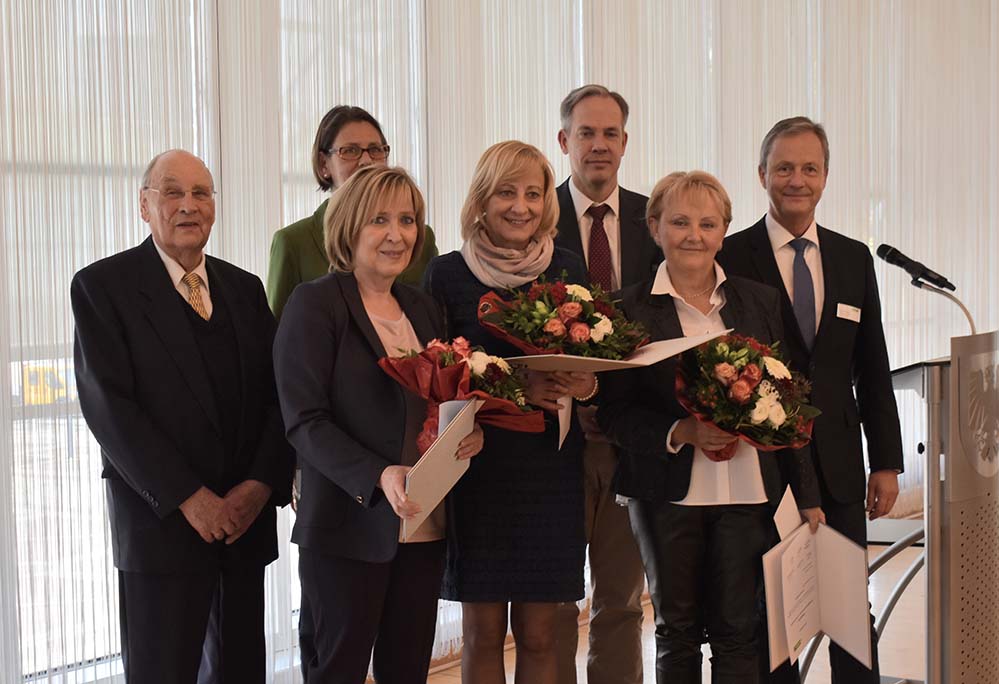 Ausgezeichnet für überragendes Engagement Treuepreis 2018: Drei Pflegekräfte des KlinikumDO erhalten Auszeichnung Sie glänzen mit aufopfernden Einsatz und empathischem Verhalten gegenüber Patienten und Kollegen: Drei langjährige Pflegekräfte aus dem Klinikum Dortmund wurden nun für ihr außergewöhnliches Engagement mit dem Treuepreis 2018 ausgezeichnet. Bei einer Feierstunde im Dortmunder Rathaus bedankten sich Bürgermeisterin Birgit Jörder, Arbeitsdirektor Ortwin Schäfer, Pflegedirektor Georg Schneider und Stiftungsgründer Prof. Dr. Dieter Klaus bei den drei Preisträgerinnen für ihren beispielhaften Einsatz für Dortmunder Patienten. Jedes Jahr können sowohl Mitarbeiter als auch Patienten Vorschläge einreichen, die von einer Jury im Klinikum Dortmund bewertet werden. Die Preisträger erhalten neben einer Urkunde und Blumen auch einen Scheck. Die Summe wurde durch eine Schenkung möglich, die Prof. Dr. Dieter Klaus, einst Direktor der Medizinischen Klinik Mitte, 1991 an das Klinikum gemacht hatte. Der Treuepreis wurde zum 29. Mal an Pflegefachkräfte verliehen und dient als Anerkennung für ihre vorbildliche Arbeit, hohe Einsatzbereitschaft und Motivation. Die Preisträgerinnen: Dorothea Mosgalik – Pflegebereichsleitung Ambulantes OP-Zentrum. Seit über 30 Jahren arbeitet Frau Mosgalik im Klinikum Dortmund: Begonnen mit der Ausbildung zur Kranken- und Gesundheitspflegerin im Jahr 1987 bis hin zur Pflegebereichsleitung seit 2016. Doch ihr Engagement für das Klinikum Dortmund reicht über diesen Bereich hinaus: Zusätzlich ist sie die erste stellv. Vertrauensperson in der Schwerbehinderten-Vertretung. Maria Specht – Kinderkrankenschwester in der Notaufnahme der Klinik für Kinder- und Jugendmedizin. Bereits seit 1974 ist Fr. Specht im Klinikum Dortmund, damals noch in der Pflegevorschule. Rund 40 Jahre ist sie nun als Kinderkrankenschwester fest im Haus angestellt. Ilona Mehardel – Pflegebereichsleitung Station A13 / A53 und zuständig für den peripheren Pool Mitte. Auch Fr. Mehardel ist seit genau 40 Jahren im Haus angestellt. Zusätzlich zu ihrem pflegerischen Engagement ist sie seit einem Jahr Mitglied im Ethikkomitee des Klinikums Dortmund sowie aktuell in der Ethikberaterausbildung.