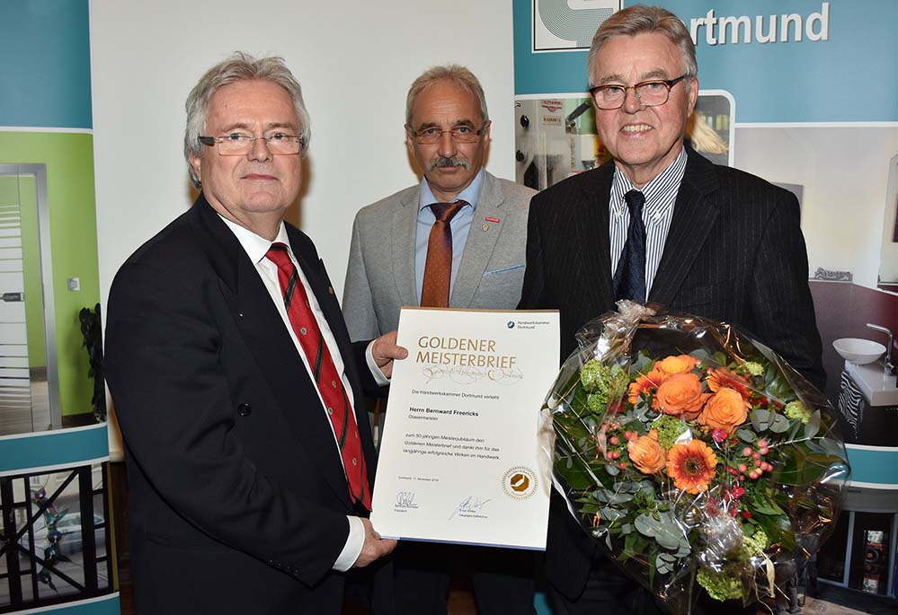 Glasermeister Bernward Freericks mit Goldenem Meisterbrief ausgezeichnet Urkunde für Hammer Handwerksmeister wurde bei der Mitgliederversammlung der Glaser-Innung Dortmund und Lünen feierlich überreicht Zum 50-jährigen Meisterjubiläum konnten Obermeister Alfred Stadler und der stellv. Obermeister Achim Kluwe von der Glaser-Innung Dortmund und Lünen jetzt ihrem langjährigen Mitglied Bernward Freericks gratulieren. Während der Mitgliederversammlung Ende März ehrte der Vorstand den Hammer Glasermeister mit der Überreichung des Goldenen Meisterbriefes für sein langjähriges erfolgreiches Wirken im Handwerk. „Die Glaser-Innung Dortmund und Lünen bedankt sich herzlich bei Bernward Freericks für seine geleistete Arbeit und das Engagement für unsere Innung und das Handwerk und wünscht ihm und seiner Familie alles Gute“, gratulierte Alfred Stadler. Verdiente Jahre für die Innung Bernward Freericks (75) legte bereits 1968 seine Meisterprüfung im Glaserhandwerk ab und übernahm anschließend das Familienunternehmen Glasveredlung Freericks GmbH, das 1927 durch seinen Vater, den Kunstglasermeister Gerhard Freericks mit dem Schwerpunkt Kunstglasprodukte gegründet worden war. Fast 40 Jahre führte er erfolgreich den Betrieb, der heute in dritter Generation unter der Geschäftsführung seines Sohnes Matthias Freericks steht. Neben seinem Betrieb war Bernward Freericks auch stark ehrenamtlich engagiert und bekleidete zahlreiche Ämter. So war er von 1974 bis 1989 Lehrlingswart der Glaser-Innung, hatte mehrere Jahre den Vorsitz im Berufsbildungsausschuss inne, war Delegierter des Landesinnungsverbandes sowie Mitglied im Vorstand des Bundesinnungsverbandes des Glaserhandwerks. Von 1984 bis 2014 war er stellvertretender Obermeister der Glaser-Innung Dortmund und Lünen und ist seit 2014 deren Ehrenvorstandsmitglied. Für seine herausragenden Leistungen erhielt er 1992 die Goldene Ehrennadel des Bundesinnungsverbandes des Glaserhandwerks. „Mit seinen zahlreichen Ämtern auf regionaler und überregionaler Ebene setzte sich Bernward Freericks stets vorbildlich für die Belange des Glaserhandwerks auch auf politischer Ebene ein. Dafür gebührt ihm ganz besonderer Dank“, hob Alfred Stadler in seiner Laudatio hervor. Bildzeile: Der Obermeister der Glaser-Innung Dortmund und Lünen, Alfred Stadler (l.), überreichte zusammen mit dem stellv. Obermeister Achim Kluwe (M.) den Goldenen Meisterbrief an Bernward Freericks und dankte ihm herzlich für seine Dienste. Foto: Glaser-Innung Dortmund und Lünen