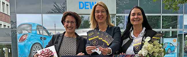 Locken mit einem befristeten Superpreis für die 19. DEW21-Museumsnacht: Heike Heim (DEW21), Dr. Dr. Elke Möllmann (Geschäftsbereich Museen) und Kerstin Keller-Düsberg (Projektleiterin). Fotos: Joachim vom Brocke