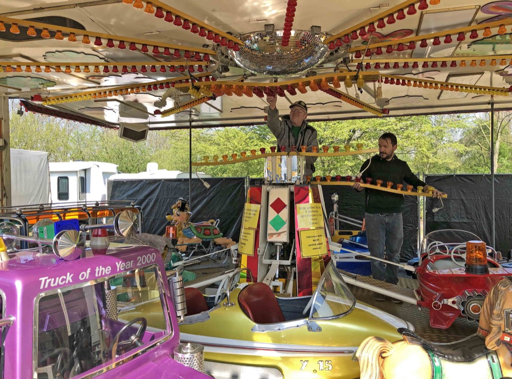 Letzte Arbeiten am Kinderkarussell auf dem Festplatz am Fredenbaum.