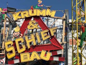 „Krumm und Schief, Achtung: Baustelle“ - über drei Etagen führt die lustigste Baustelle der Welt. Das Fahrgeschäft ist zum ersten Mal in Dortmund.