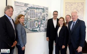 Stellten die Planungen vor: Walter Nickisch (Leiter des Stadtplanungs- und Bauordnungsamtes), Sylvia Uehlendahl (Leiterin des Tiefbauamtes), Thomas Westphal (Geschäftsführer der Wirtschaftsförderung Dortmund), Sabine Loos (Hauptgeschäftsführerin der Westfalenhallen Unternehmensgruppe GmbH), Bernd Kruse (Geschäftsführer der Sport- und Freizeitbetriebe) und Ullrich Sierau (Oberbürgermeister der Stadt Dortmund).