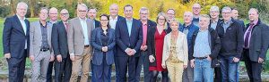 Anmerkung: Auf dem mitgesandten Foto sind Bundes- und Landespolitiker, Fraktionsvorsitzende und Stadtkämmerer der SPD im Eickeler Stadtgarten zu sehen. Mit dabei waren unter anderem Hernes Stadtkämmerer Dr. Hans Werner Klee (li.), Michelle Müntefering (MdB, M.) sowie Norbert Schilff (SPD-Fraktionsvorsitzender, 5. v.r.). Als Experten waren anwesend Detlef Raphael (Beigeordneter Deutscher Städtetag, 3.v.l.) und Bernhard Daldrup (Kommunalpolitischer  Sprecher SPD-Bundestagsfraktion, 5.v.l.).