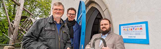 Schlüsselübergabe: (v.li.) Karl Heinrich Deutmann, MKK-Direktor Dr. Jens Stöcker und Philipp Sulzer. Foto: Roland Gorecki/ Dortmund-Agentur