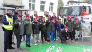 Eine der vierten Klassen der Oesterholzgrundschule beim Verkehrsinfotag der Dortmunder Polizei zum sog. "Toten Winkel." Fotos: A. Steger