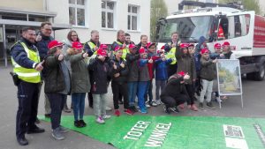 Eine der vierten Klassen der Oesterholzgrundschule beim Informationstag zum "Toten Winkel."