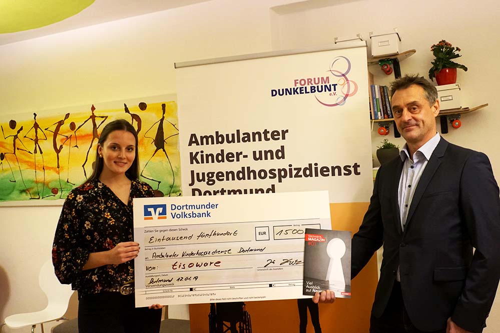 Ambulanten Kinder- und Jugendhospizdienst Löwenzahn_Lina Jendysik (AKHD Löwenzahn) nimmt den Scheck von Tisoware-Geschäftsführer Jörg Hagedorn entgegen