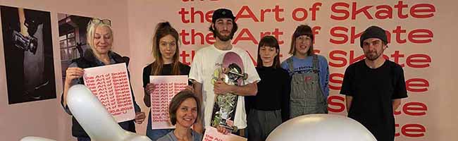 Die Macherinnen und Macher der Ausstellung hinter der Skulptur „Spinx“ des spanischen Künstlers Mark Gonzales („The Gonz“), einer Ikone der internationalen Skateszene: Annika von Renteln, Lisa Fischer, UZWEI-Leiterin Mechthild Eickhoff (sitzend), Lennart Miketta, Miriam Neitzel, Jana Malzkorn und Stephan Weimer (v.li.). Foto: Katrin Pinetzki