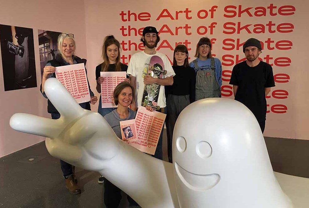 Die Macherinnen und Macher der Ausstellung hinter der Skulptur „Spinx“ des spanischen Künstlers Mark Gonzales („The Gonz“), einer Ikone der internationalen Skateszene: Annika von Renteln, Lisa Fischer, UZWEI-Leiterin Mechthild Eickhoff (sitzend), Lennart Miketta, Miriam Neitzel, Jana Malzkorn und Stephan Weimer (v.li.). Foto: Katrin Pinetzki