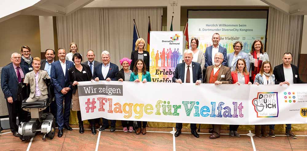 OB Ullrich Sierau zeigt Flagge für Vielfalt mit den Beteiligten des DiverseCity Kongresses. Foto: Roland Gorecki