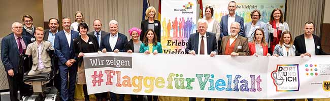 OB Ullrich Sierau zeigt Flagge für Vielfalt mit den Beteiligten des DiverseCity Kongresses. Foto: Roland Gorecki