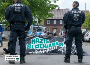 Nazidemo in Hörde: Blockade von GegendemonstrantInnen auf der Rainer van Daelen-Straße. Foto: Klaus Hartmann