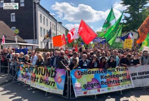 Arbeitskreis gegen Rechtsextremismus, Bündnis gegen rechts und BlockaDO hatten zum Protest nach Hörde mobilisiert. Foto: Alex Völkel