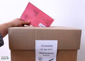 Bereits jetzt können Stimmberechtigte per Briefwahl wählen - so im Rathaus in Dortmund, Foto: Alex Völkel