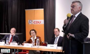 Im Plauderton - aber in der Sache entschlossen - berichtete Innenminister Herbert Reul.