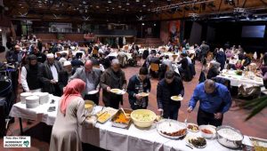 Interreligiöser Dialog beim ersten gemeinsamen Fastenbrechen im DKH. Fotos: Alex Völkel