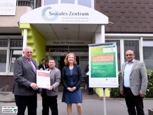 NRW-Minister Karl-Josef Laumann, Sozialdezernentin Birgit Zoerner, Isabel Cramer (Vorstand Soziales Zentrum) und Fachberater Ramazan Demirci bei der Übergabe des Förderbescheids.