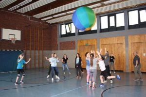 Am 26.05.2019 lud das J-Team der Sportjugend Dortmund zum Kick-Off am Heinrich-Schmitz-Bildungszentrum ein. Ziel dieser Veranstaltung war es, die Jugendarbeit in Dortmunder Sportvereinen zu stärken und dessen Jugendliche besser miteinander zu vernetzen. Dazu konnten die Teilnehmenden an verschiedenen Workshops z. B. zum Thema Ehrenamtsförderung oder Finanzierung teilnehmen. Auch der sportliche Anteil durfte an diesem Tag nicht fehlen - mit Trendsportarten wie Spike-Ball, Frisbee-Golf oder Slacklining und Großspielgeräten wie dem Bungee-Run oder Fußball-Dart kamen alle sportbegeisterten auf ihre Kosten. Zum Abschluss übergab Laura Hantke von der Sportjugend NRW die J-Team Starterpakete direkt an die J-Teams der Sportjugend Dortmund, der SG Dortmund-Süd und des TV Gut-Heils. Zusätzlich haben auch der KSV Kirchlinde und der SV Westfalen ebenfalls das Starterpaket, mit vielen Überraschungen wie u. a. Essens- Gutscheine, Moderationsmaterial und T-Shirts, erhalten.