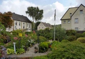 Blick in einen Garten an der Schwaruenbergstraße. 