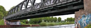 Die Stahlträgerbrücke wurde 1951 als Nachfolgerin einer im Zweiten Weltkrieg gesprengten Stahlfachwerkbrücke aus dem Jahr 1934 errichtet. Foto: Hafen AG