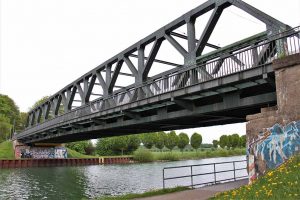 Die Stahlträgerbrücke wurde 1951 als Nachfolgerin einer im Zweiten Weltkrieg gesprengten Stahlfachwerkbrücke aus dem Jahr 1934 errichtet. Foto: Hafen AG