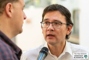 Alex Völkel im Gespräch mit Heiko Sakurai, der interessante Einblicke in seine Arbeit gab. Foto: Klaus Hartmann