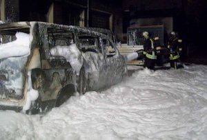 Um die immer wieder auflodernden Flammen zu ersticken, setzte die Feuerwehr auch Unmengen an Löschschaum ein. Fotos: Feuerwehr Dortmund