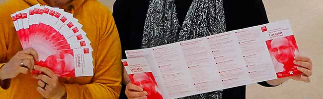 Claudia Vennes (Stadt- und Landesbibliothek) und Isabel Pfarre (Kulturbüro Dortmund) mit dem Heft „Literatur in Dortmund“. Foto: Gaye Suse Kromer/ Dortmund Agentur