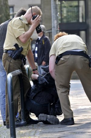 Neonazis haben den Mai-Umzug des DGB in Dortmund angegriffen. Die Polizei kesselte zahlreiche Neonazis ein. Foto: Michael Printz / PHOTOZEPPELIN.COM