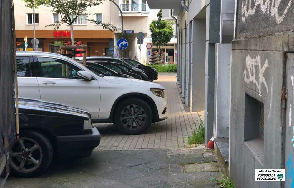 Autos auf dem Bürgersteig behindern Fußgänger:innen - keine Seltenheit.