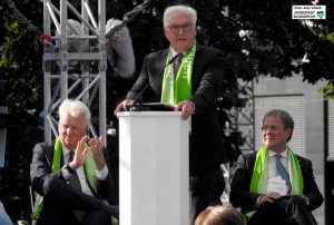 Bundespräsident Frank-Walter Steinmeier, im Hintergrund OB Ullrich Sierau und Ministerpräsident Armin Laschet. Foto: Alex Völkel