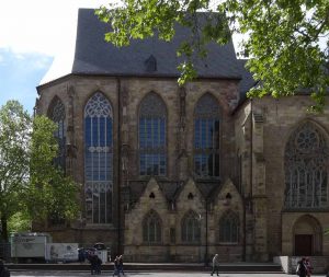 Das sanierte Maßwerkfenster bestand aus vielen kleinen Einzelteilen. Foto: Bruno Wittke 