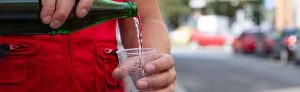 Wohnungslose Menschen sind der Hitze mitunter schutzlos ausgesetzt. Daher rät Bodo, Wasser zu schenken. Foto: Sebastian Sellhorst/bodo