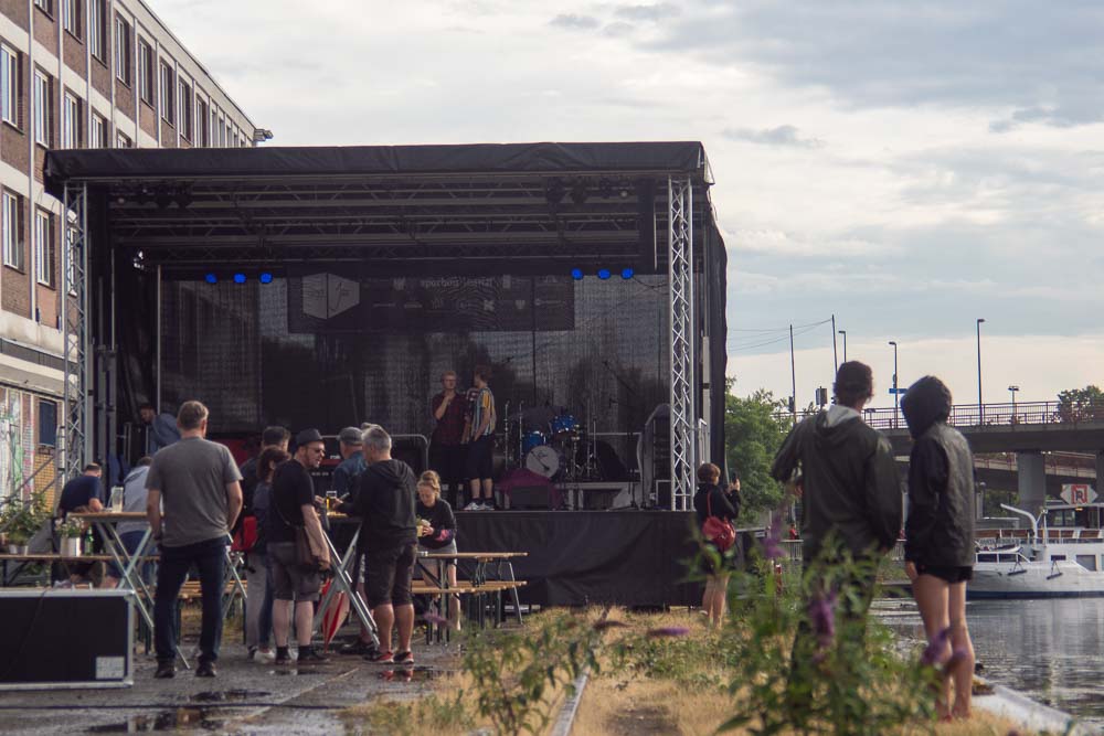 Sie geben nicht auf: trotz Regen wird die nächste Band angekündigt.Fotos: Leopold Achilles