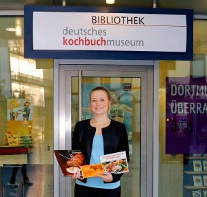 Corinna Schirmerforscht derzeit in der Historischen Bibliothek des Deutschen Kochbuchmuseums in Dortmund. Fotos: Gaye Suse Kromer/ Dortmund Agentur