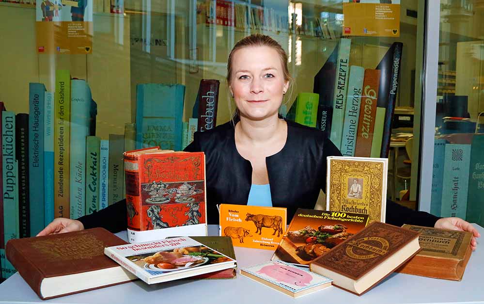 Corinna Schirmer forscht derzeit in der Historischen Bibliothek des Deutschen Kochbuchmuseums in Dortmund. Fotos: Gaye Suse Kromer/ Dortmund Agentur