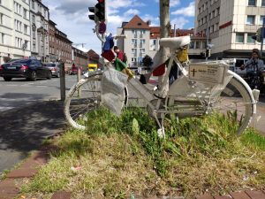 Das Ghostbike an der Kreuzung Schützenstraße und Mallinckrodtstraße.